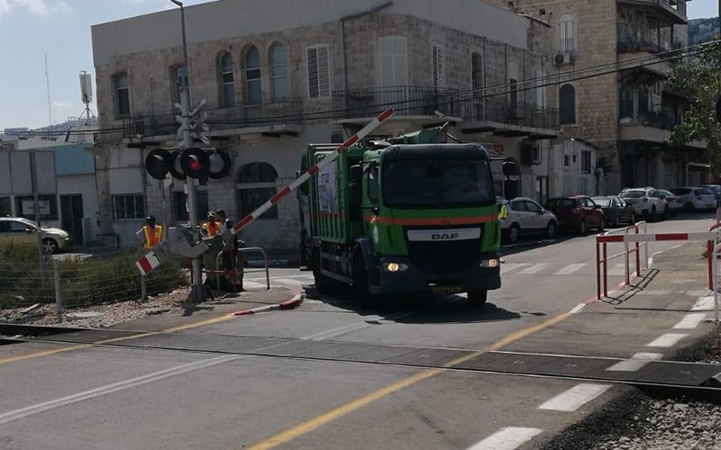 המשאית שפרצה את המחסום (צילום: דוברות רכבת ישראל)