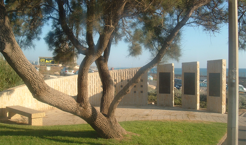 האנדרטה לזכר נרצחי הפיגוע במסעדת מקסים (צילום: Almog, Public domain, via Wikimedia Commons)