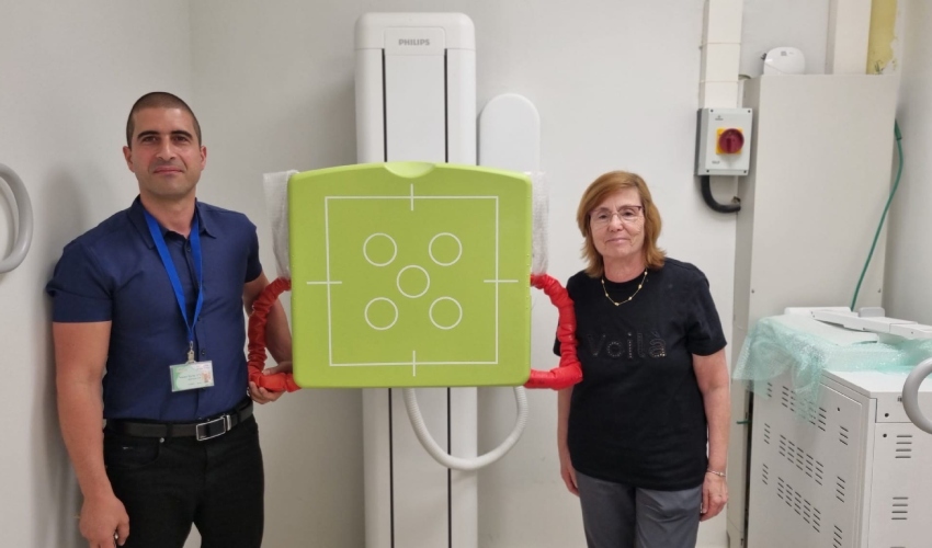 זהבה הנדל וד"ר שרבל האשול ליד מכשיר הרנטגן החדש בלין (צילום: דוברות שירותי בריאות כללית)