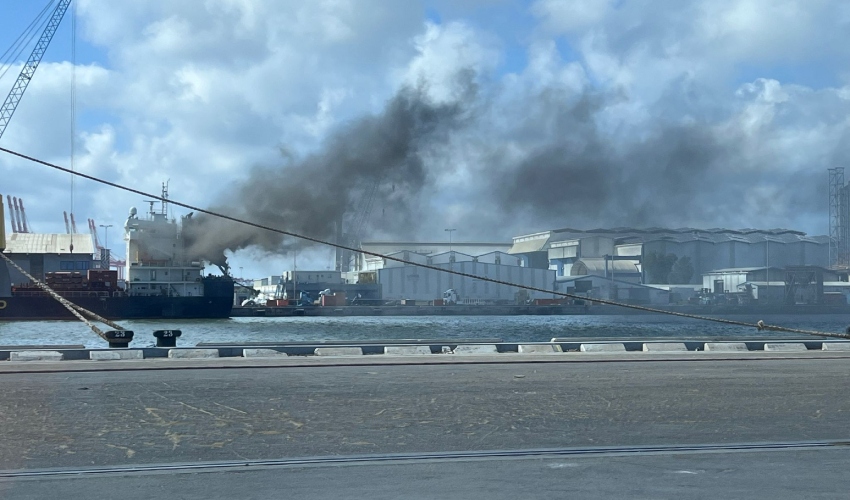 השריפה על האונייה "Yaf horizon" (צילום: דוברות שירותי הכבאות וההצלה)