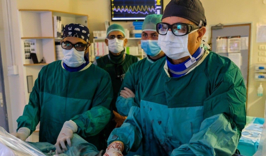 פרופ' רונן יפה וד"ר חוסיין סולימן במהלך צנתור במרכז הרפואי כרמל (צילום: אלי דדון וירון חזן)