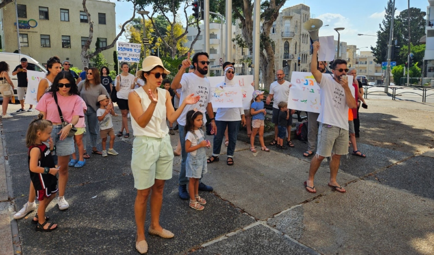 הפגנת הורי ותלמידי בית הספר הדו לשוני ברחבת עיריית חיפה