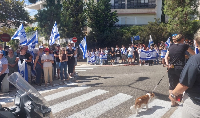 שרשרת אנושית של דגלים מוקירה את תומר קרן ז"ל (צילום: יפעת רוזנברג)