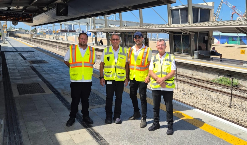 צוות תחנת חיפה מרכז השמונה שאיתר את התיק האבוד (צילום: דוברות רכבת ישראל)