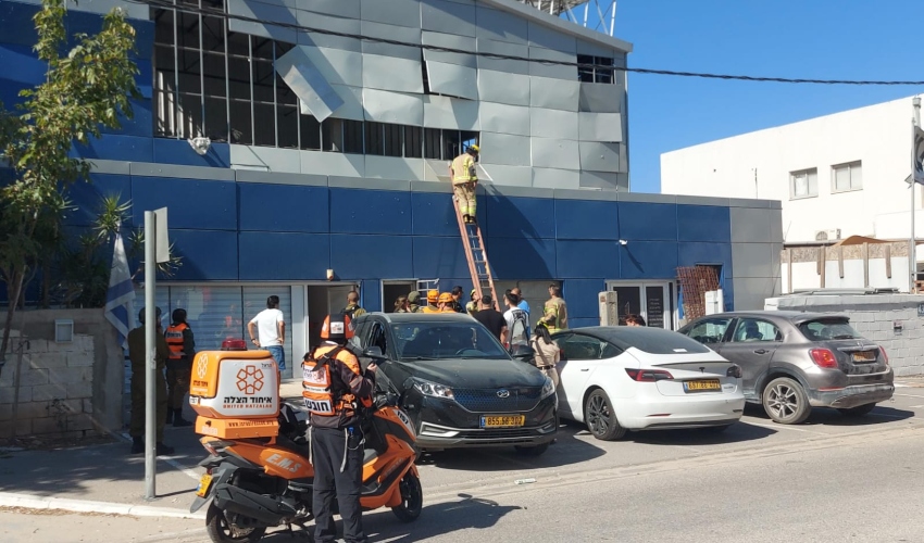 פגיעה ישירה באזור התעשייה קרית ביאליק | צילום: דוברות איחוד הצלה