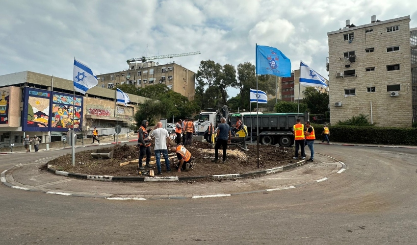 שיקום הכיכר שנפגעה מטיל (צילום: ראובן כהן, דוברות עיריית חיפה)