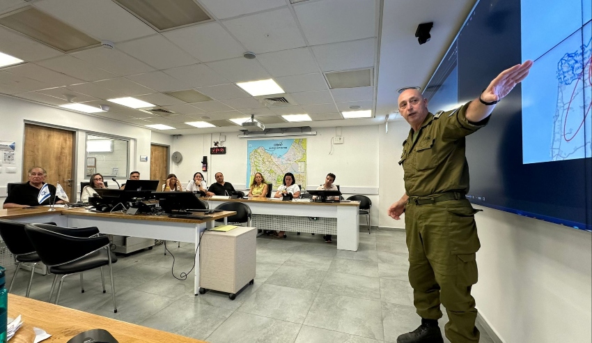 הנהלת העירייה ונציגי ההורים בפגישה עם אנשי פיקוד העורף | צילום: ראובן כהן, דוברות העירייה