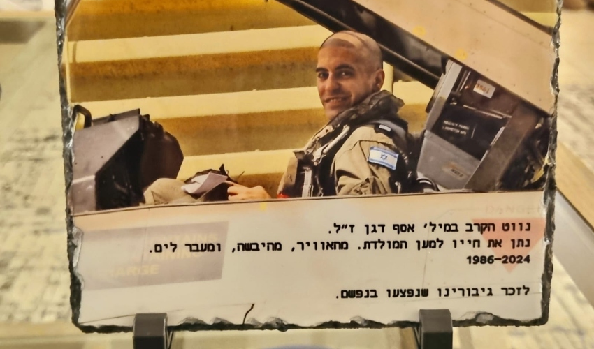 תמונתו של רס"ן אסף דגן ז"ל בקוקפיט, שהוענקה לשר הביטחון ישראל כץ