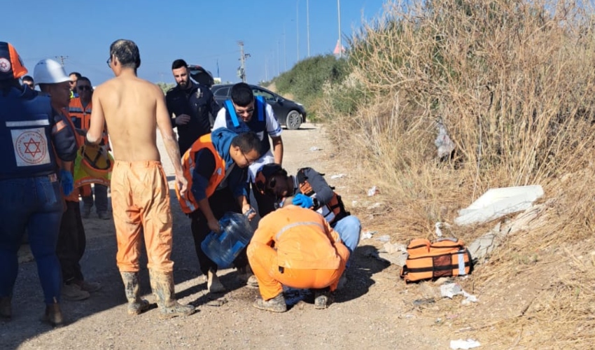 מתנדבי איחוד הצלה מעניקים טיפול לפצועים בכביש 79 (צילום: דוברות איחוד הצלה)