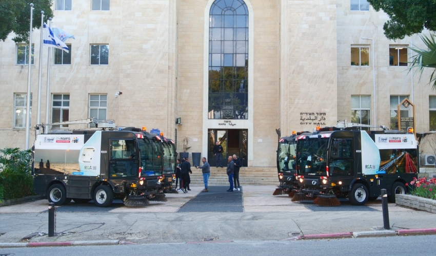 התערוכה הניידת על רכבי הטיאוט (צילום: ענת סלומון, דוברות עיריית חיפה)