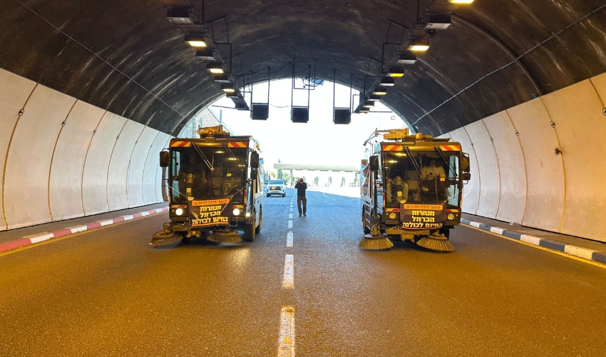 רכבי הטיאוט של העירייה משבשים את התנועה במנהרות הכרמל (צילום: ראובן כהן, דוברות עיריית חיפה)