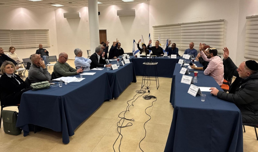 ההצבעה על תקציב 2025 במועצת העיר (צילום: דוברות עיריית טירת כרמל)