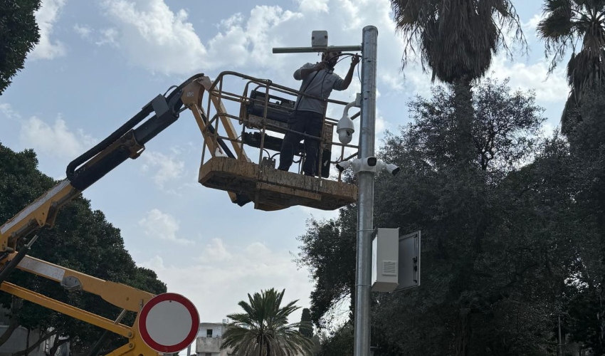 התקנת מצלמות אבטחה (צילום: דוברות עיריית חיפה)